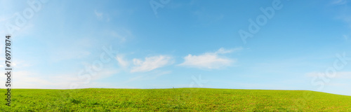 Collina panoramica con prato verde e cielo azzurro - Terra photo