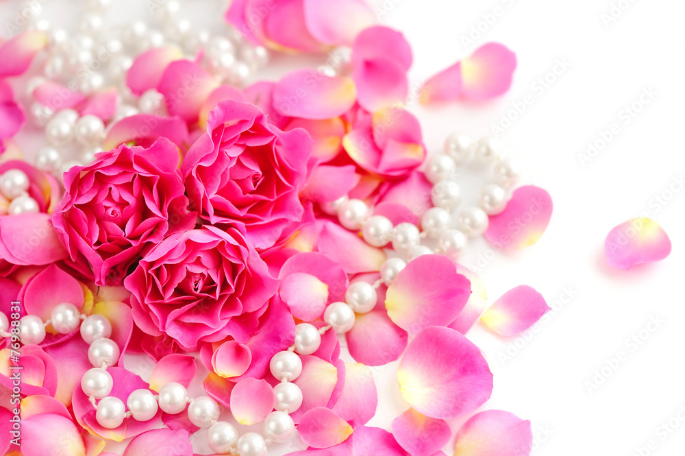 Obraz premium Pink roses and pearls on white background