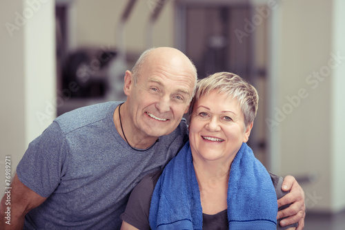 glückliches, älteres paar beim training im fitness-studio © contrastwerkstatt