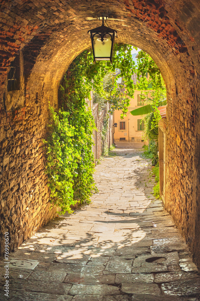 Fototapeta Stare uliczki w toskańskim miasteczku