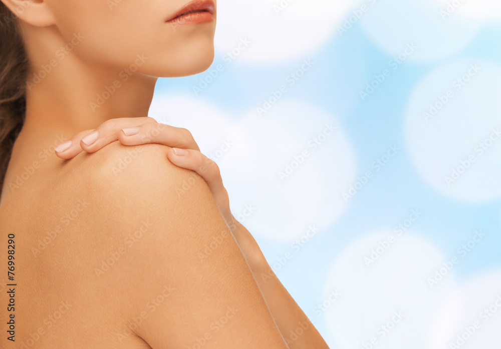 Naklejka premium beautiful young woman with bare shoulders