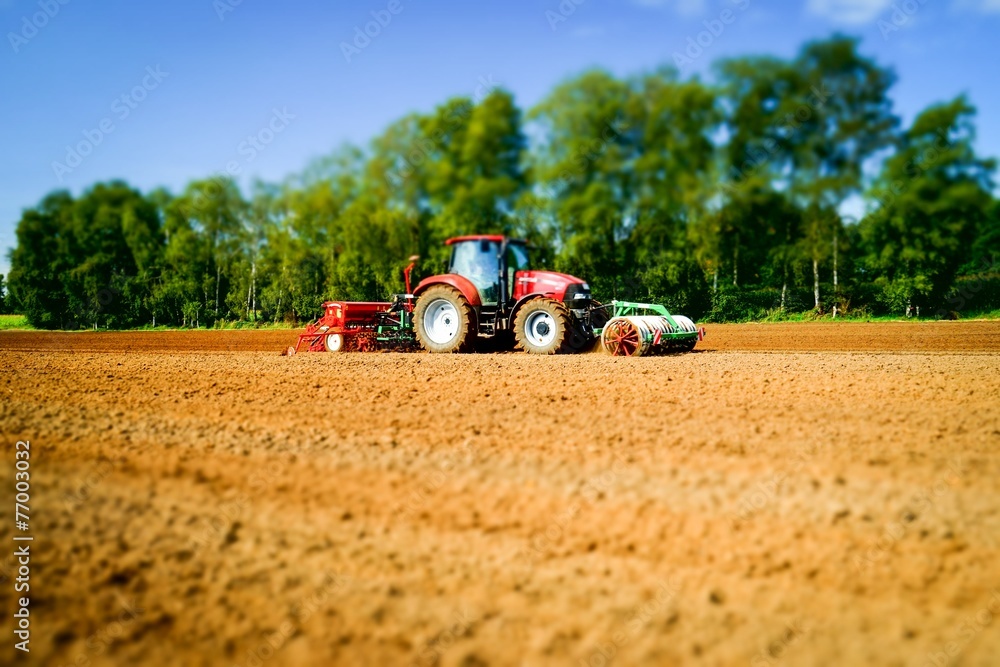 Obraz premium Getreideaussaat - Traktor mit Säkombination, Miniaureffekt