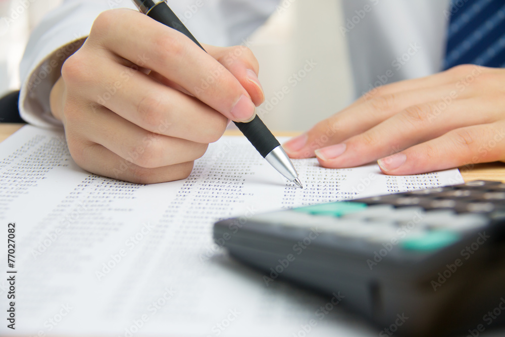 Naklejka premium Businessman calculating the financial statements
