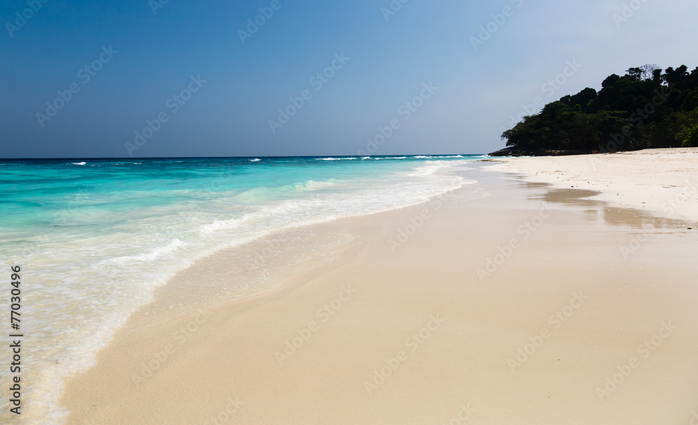 Obraz premium Landscape on a sandy beach the island of Tachai in Thailand