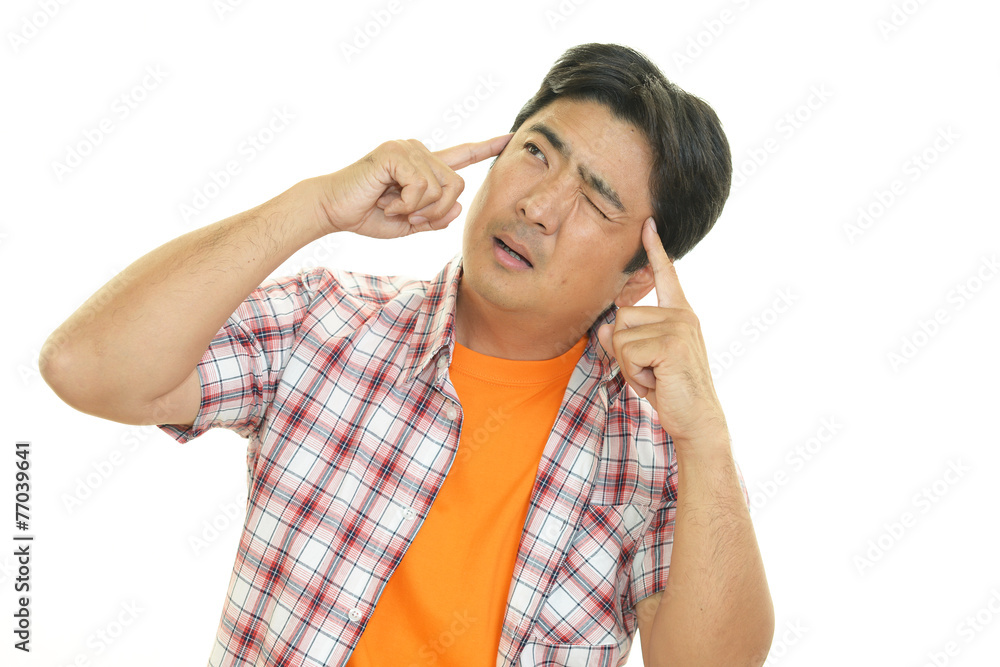 頭痛を訴える男性 頭痛を訴える男性