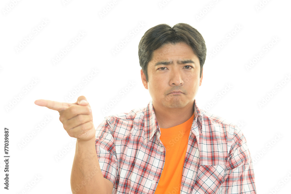 怒った表情の男性 怒った表情の男性