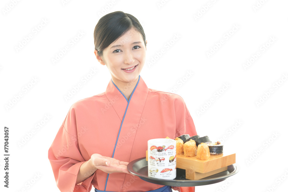 寿司を運ぶ女性