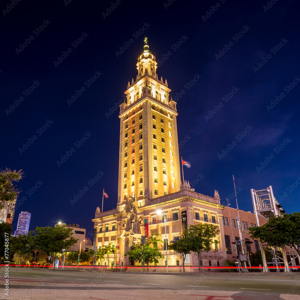 Fototapeta premium Freedom Tower at twilight in Miami