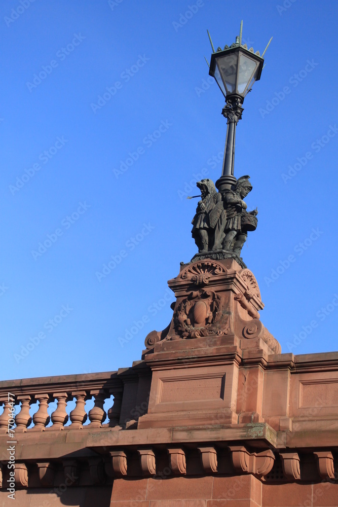 Obraz premium Brückenlaterne auf der Berliner Moltkebrücke