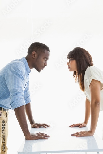 Φωτογραφία Business teamwork having a stand off at their desk