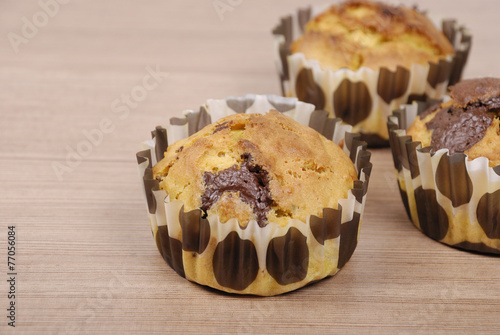 Obraz na płótnie Homemade cupcakes with chocolate on a wooden table w salonie