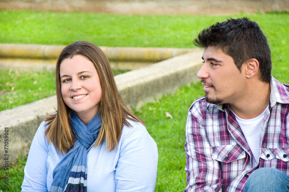 Obraz premium Young man and young woman smiling in park