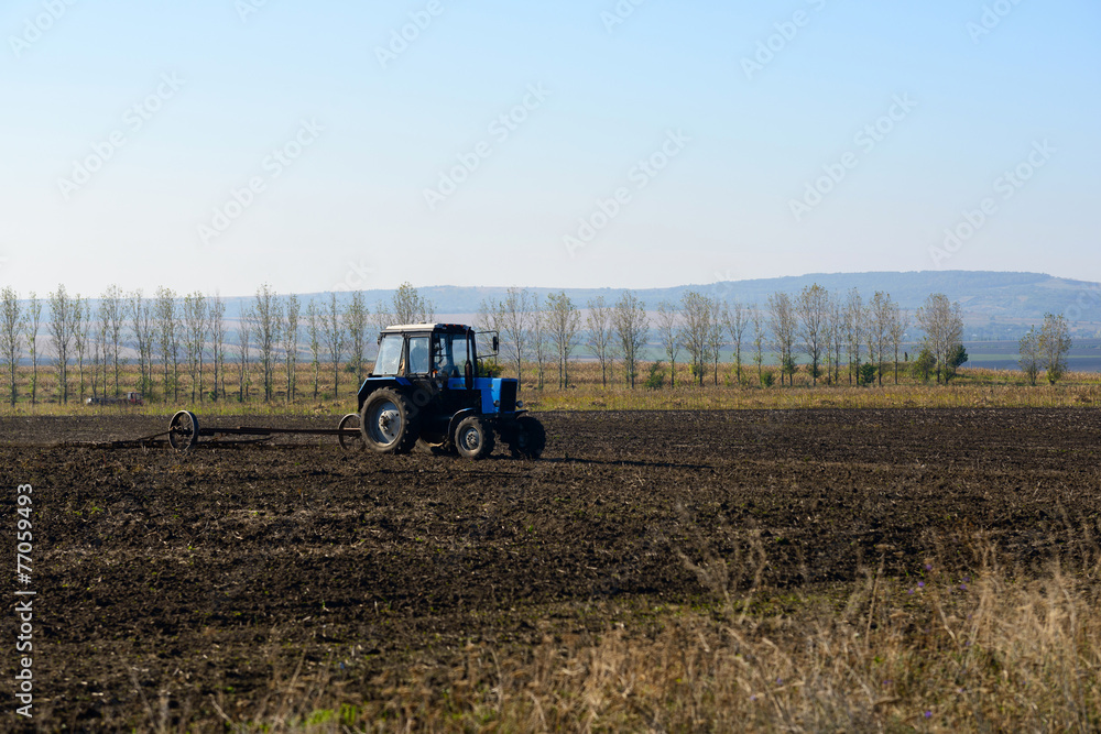 Obraz premium Tractor plowing