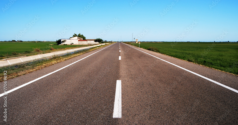 Fototapeta premium Route en ligne droite