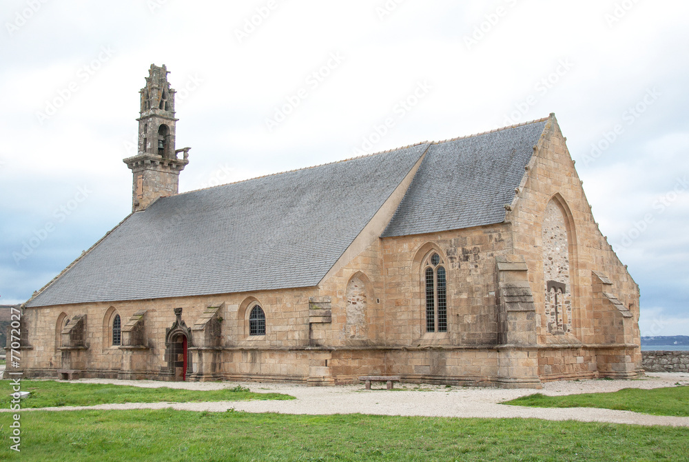 Eglise de Rocamadour à Camaret sous ciel couvert