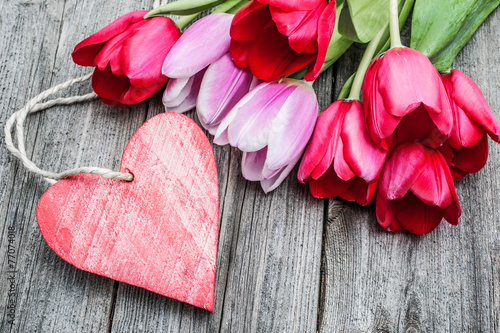 Fototapeta Naklejka Na Ścianę i Meble -  Bouquet of tulips with an empty tag and red heart