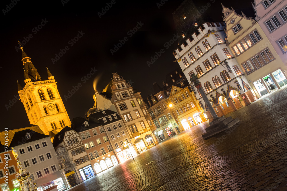 Fototapeta premium trier germany hauptmarkt at night