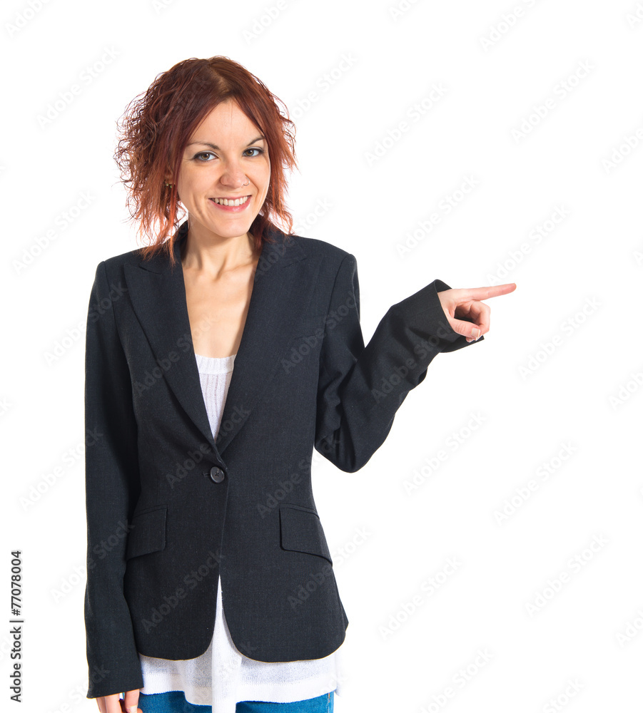 Redhead girl pointing to the lateral Redhead girl pointing to the lateral