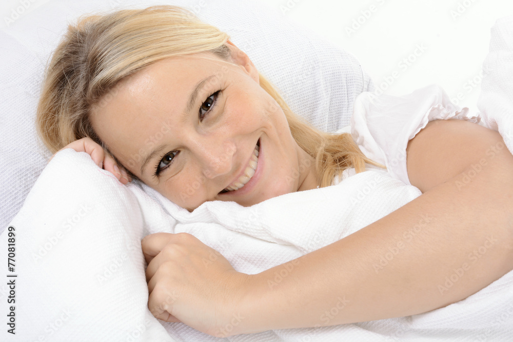 Frau liegt erholt im Bett Frau liegt erholt im Bett