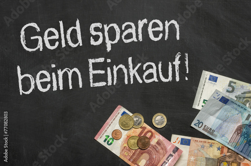 Tafel mit Geld - Geld sparen beim Einkauf