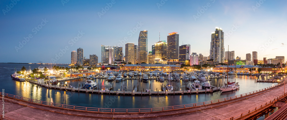 Naklejka premium Miami city skyline panorama at twilight