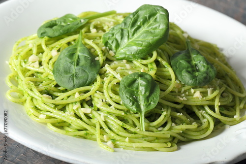 pasta italiana vegetariana spaghetti con spinaci