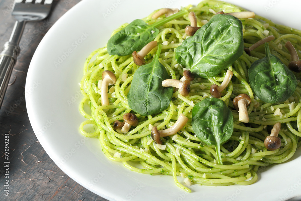 pasta italiana verde con spinaci e funghi