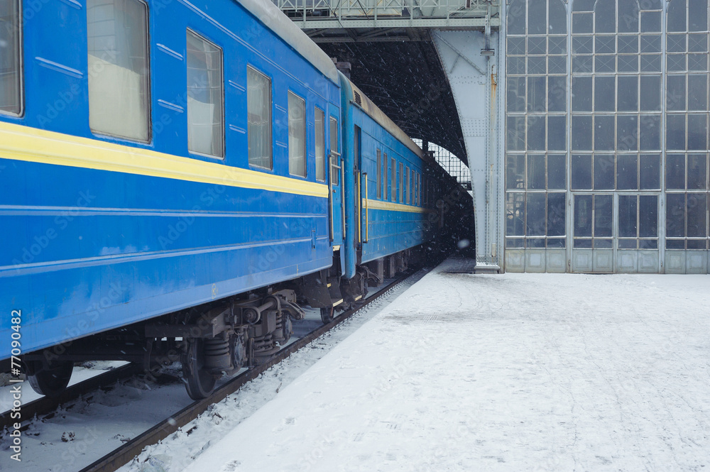 Obraz premium The train station at night winter. Lvov, Ukraine