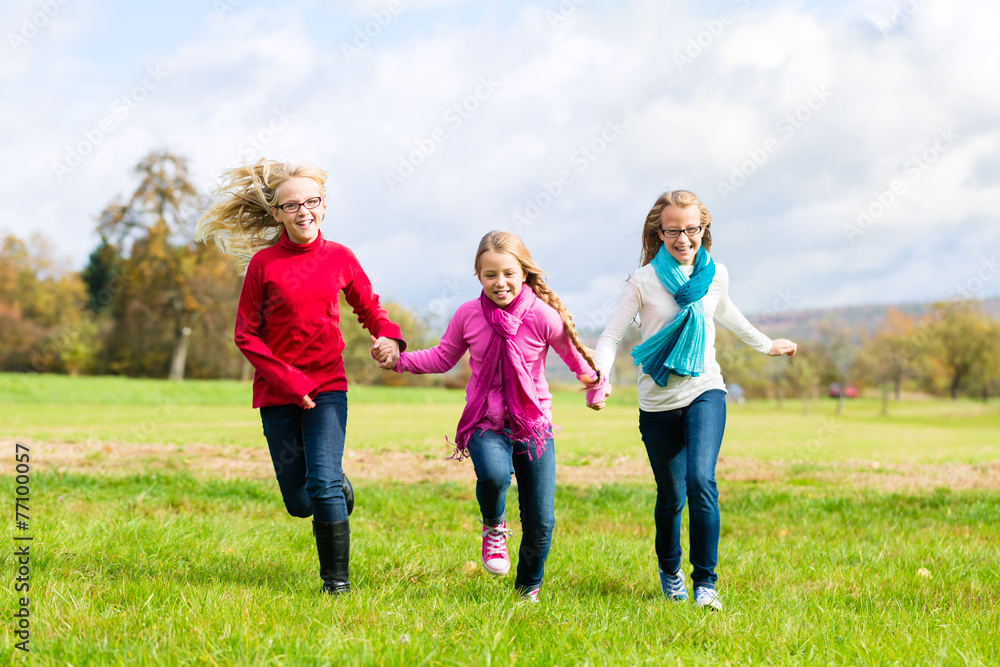 Mädchen rennen durch Herbst Park