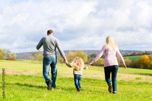 Familien Spaziergang im Herbst Park  © Kzenon