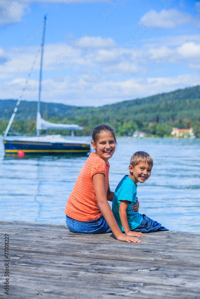 Fototapeta premium Kids at the lake