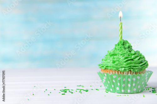 Canvas Print Delicious birthday cupcake on table on light blue background