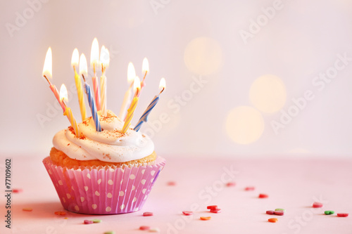 Canvas Print Delicious birthday cupcake on table on light background