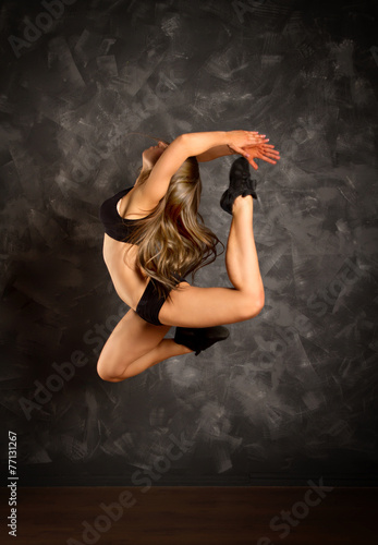 Photography dancing girl jumping.