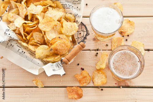 Vintage Drahtkorb mit Chips und Bier