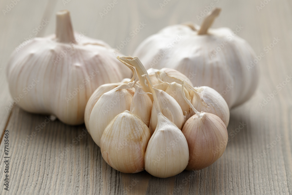 fresh garlic on wood table fresh garlic on wood table