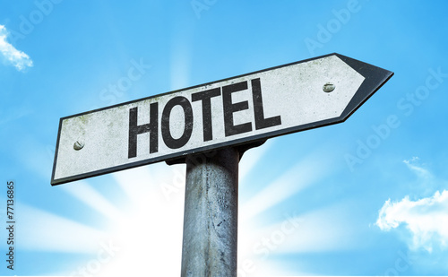 Hotel sign with a beautiful day © gustavofrazao