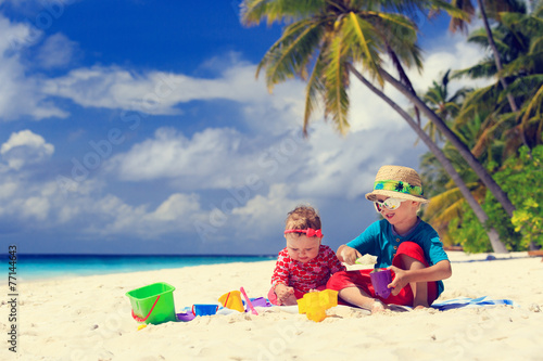 Fototapeta Naklejka Na Ścianę i Meble -  brother and sister playing on tropical beach