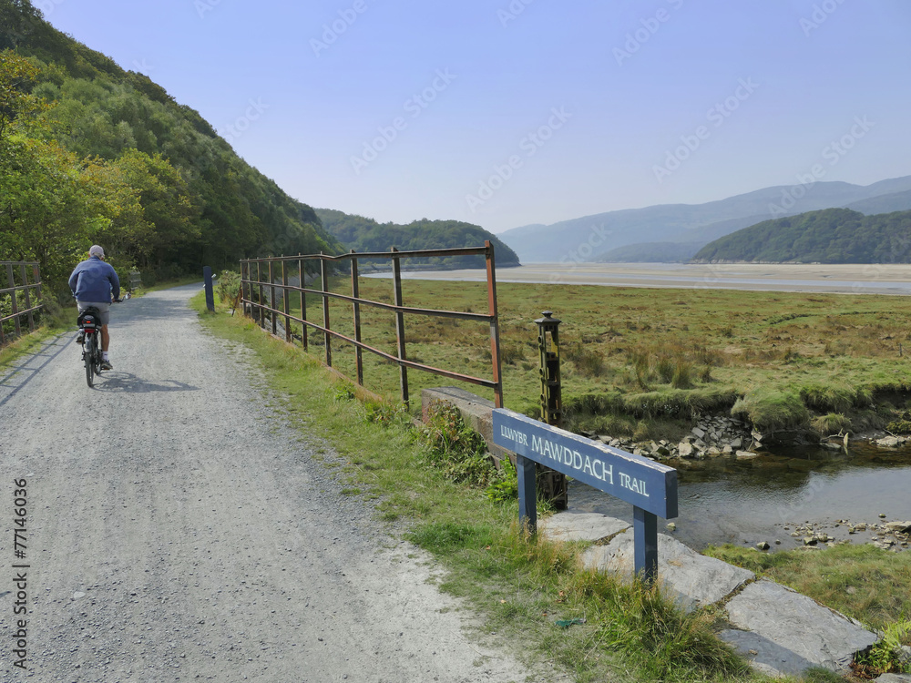 Mawddach cycle and hiking trail between barmouth and Dolgellau a Mawddach cycle and hiking trail between barmouth and Dolgellau a