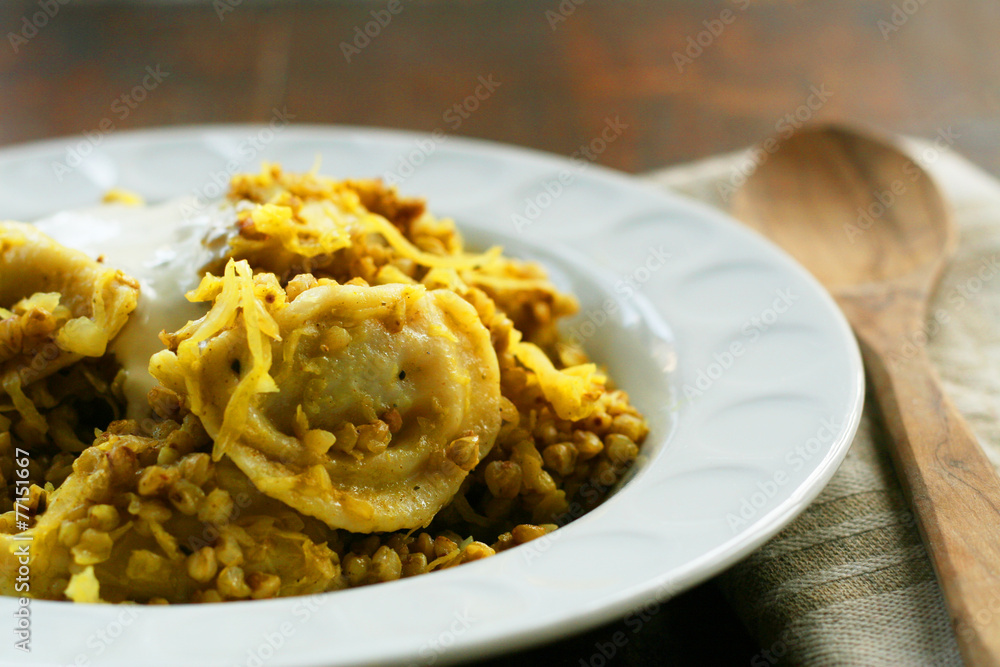 Pelmeni ein russisches Nationalgericht mit Buchweizen, kleine ...
