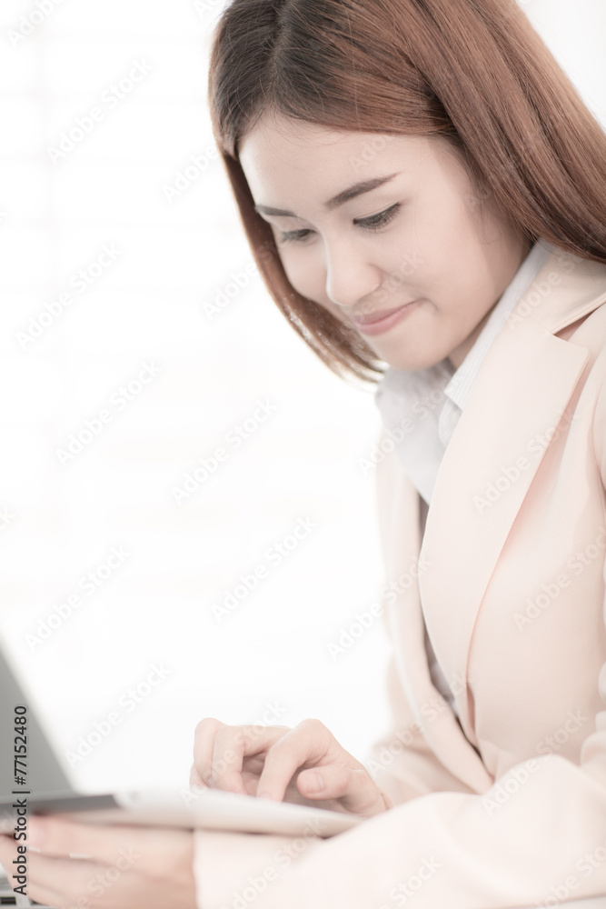 Naklejka premium young asian businesswoman working in office