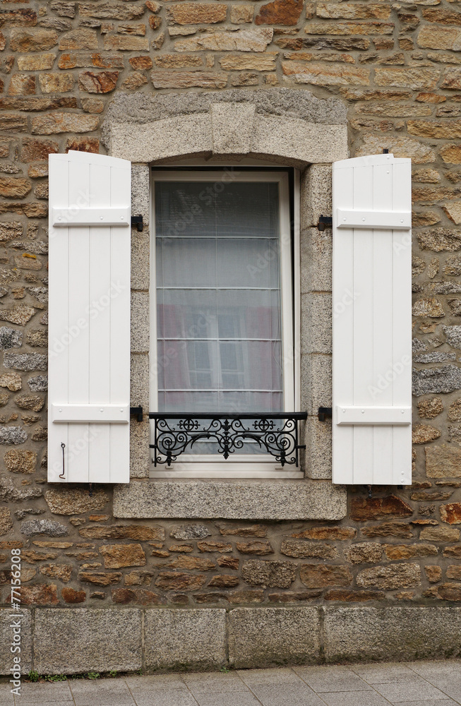 Modernes PVC Fenster mit Klappladen in Natursteinfassade