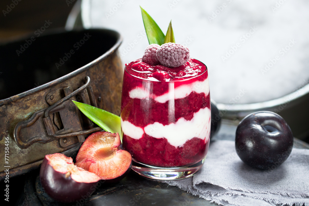 himmbeer smoothie mit pflaumen und joghurt Stock-Foto | Adobe Stock
