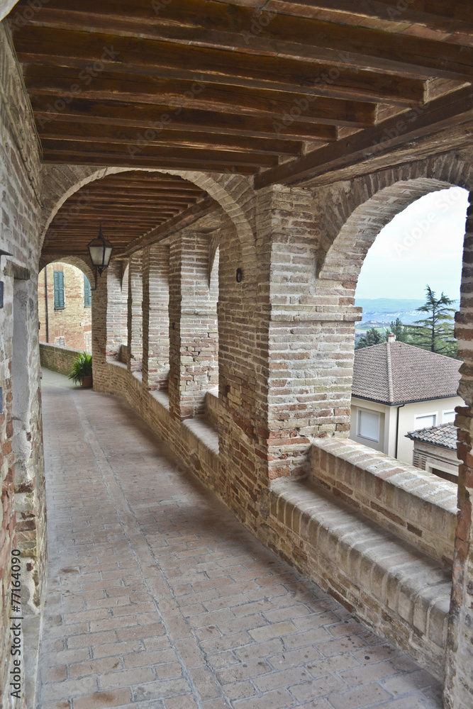Castelli di Piticchio, Arcevia, Arco e archi