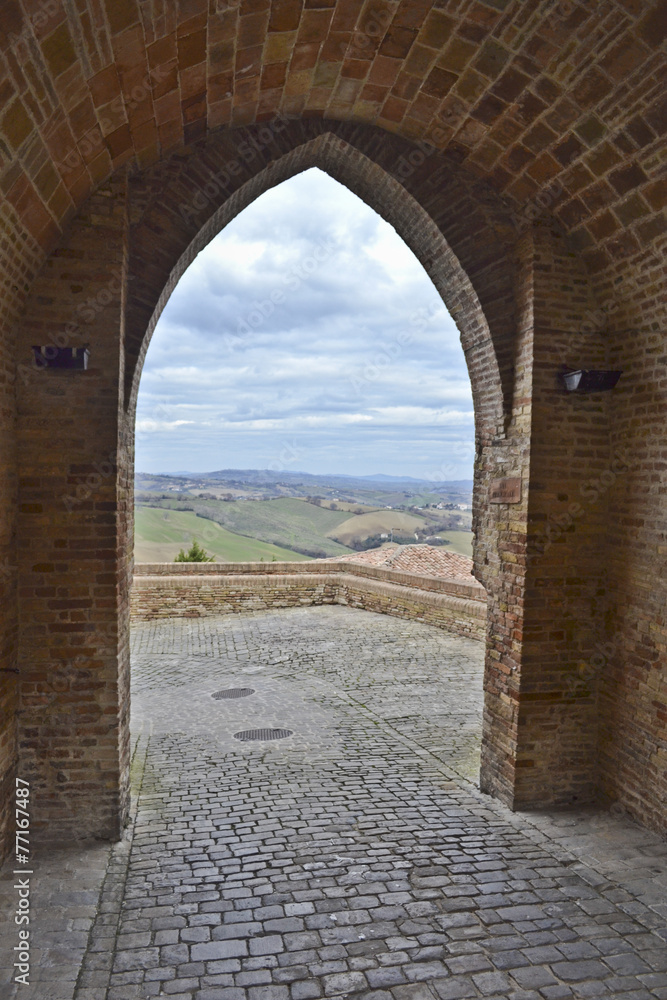 Castelli di Piticchio, Arcevia, La paorte e il panorama