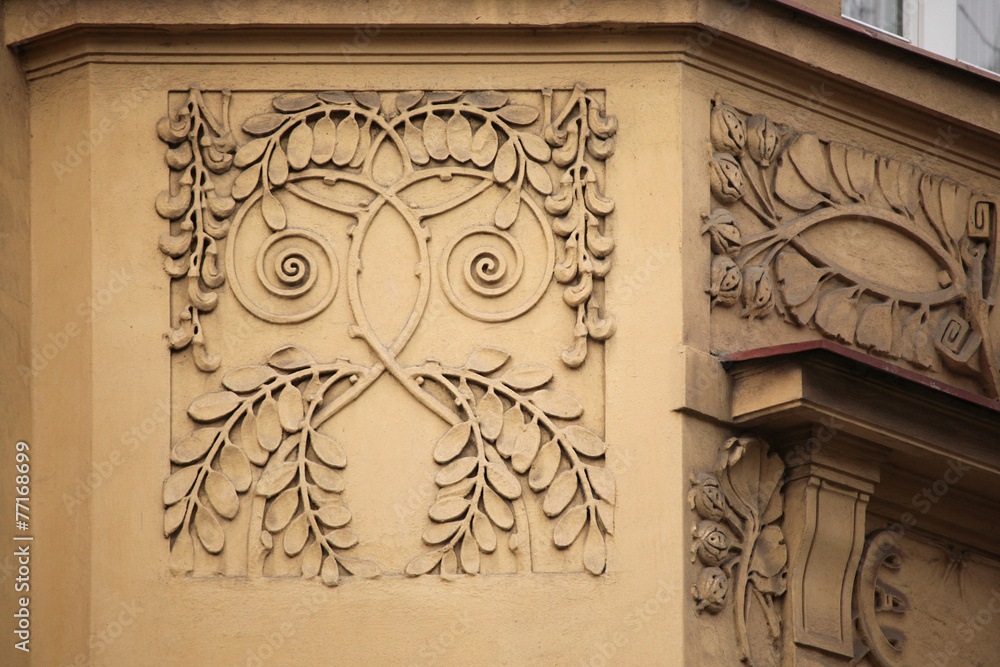Obraz premium Floral ornamental decoration on the Art Nouveau building