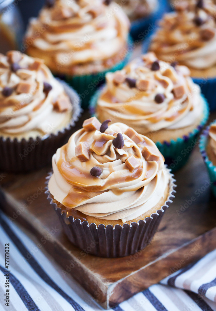 Cupcakes with cream cheese, caramel and chocolate Cupcakes with cream cheese, caramel and chocolate