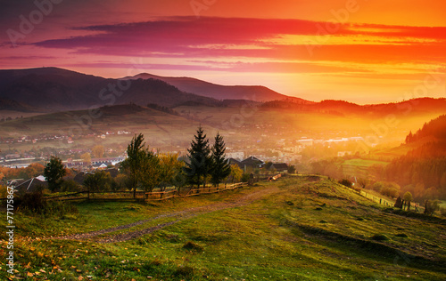 Fototapeta Naklejka Na Ścianę i Meble -  Sunrise in the mountain town of autumn morning.