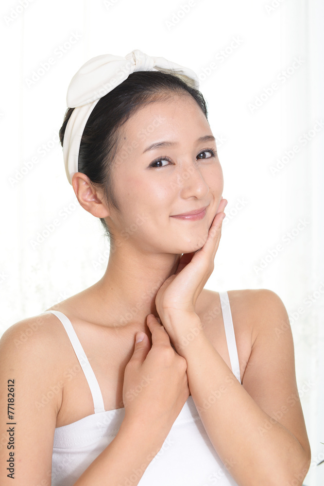 フェイスケアをする女性 フェイスケアをする女性