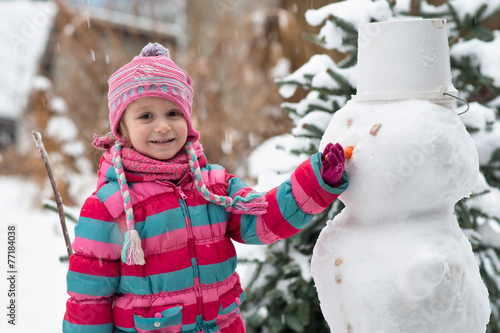 petite fille et bonhomme de neige